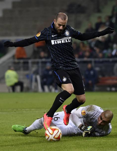 Prima occasione per l&#39;Inter: Palacio salta anche il portiere, poi il suo tiro verrà respinto sulla linea. Afp